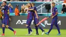 Para pemain Barcelona merayakan gol yang dicetak oleh Lionel Messi ke gawang Real Madrid pada laga ICC 2017 di Stadion Hard Rock, Miami, AS (29/7/2017). Barcelona menang 3-2 atas Real Madrid. (AP/Marc Serota)