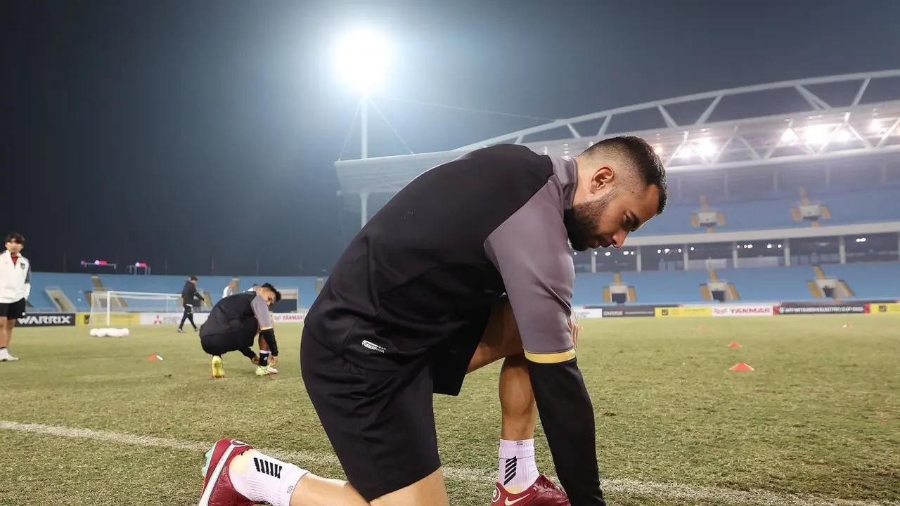 Bek Timnas Indonesia, Jordi Amat memegang permukaan Stadion Nasional My Dinh, Hanoi.