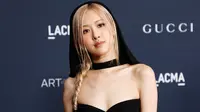 Rose Blackcpink saat menghadiri LACMA Art+Film Gala di Los Angeles County Museum of Art, Los Angeles, California, Amerika Serikat, 5 November 2022. Penampilan Rose pada acara tersebut dengan cepat menarik perhatian media dan penggemar. (Michael Tran/AFP)