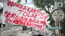 Sebuah spanduk peringatan untuk pemudik dipasang di kawasan Kartini, Sawah Besar, Jakarta, Senin (17/5/2021). Spanduk tersebut untuk memperingati warga yang kembali dari mudik lebaran agar membawa surat bebas COVID-19. (Liputan6.com/Faizal Fanani)