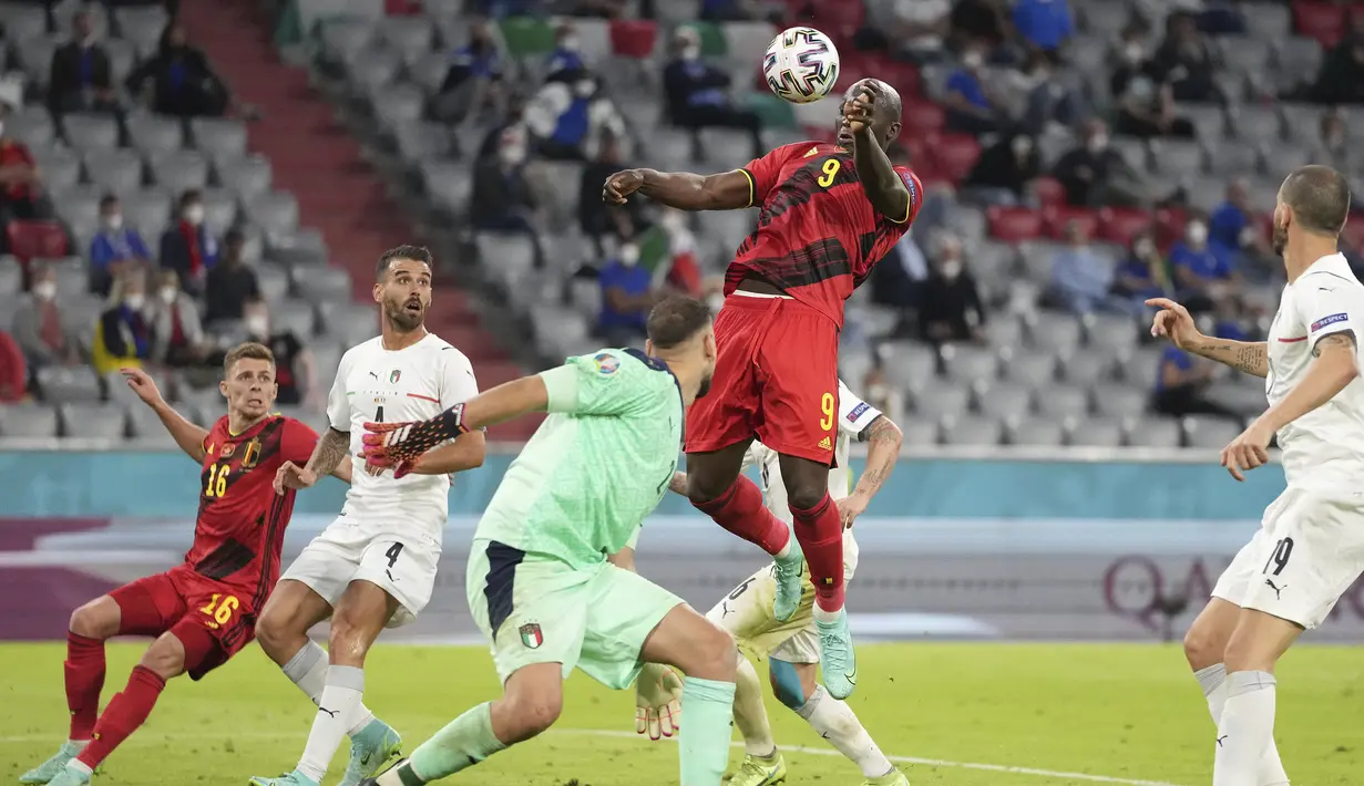 Di babak kedua, tempo serangan lebih banyak dimainkan oleh Belgia. Peluang emas terjadi pada menit ke-61 ketika Donarumma mati langkah. Tandukan Romelu Lukaku yang mengarah ke gawang Italia mampu diblok oleh Spinazzola. (Foto: AP/Pool/Matthias Schrader)