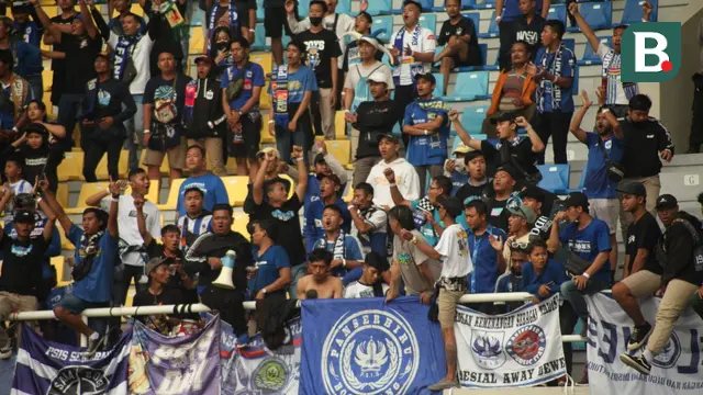 Galeri Suporter PSIS Semarang Laga Lawan Persita Tangerang di Stadion Manahan Solo