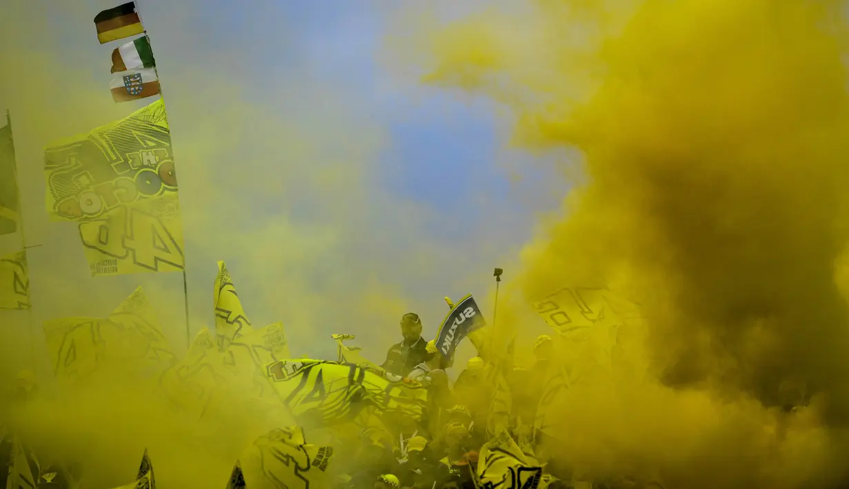 Fans dari Valentino Rossi, menyalakan flare saat MotoGP Jerman di Sirkuit Sachsenring, Saxony, Minggu (2/7/2017). Pebalap Repsol Honda, Marc Marquez, keluar sebagai juara dengan catatan waktu 40 menit 59,525 detik. (EPA/Filip Singer)