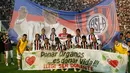 Klub San Lorenzo berfoto bersama dengan latar belakang Banner bergambar Paus Fransiskus sebelum pertandingan melawan Newell Old Boys di Buenos Aires pada 31 Maret 2013. (AFP/NA/Damian Dopacio)