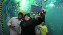 Seorang wanita berselfie di dalam tempat suci Imam Mahdi di pemakaman Wadi al-Salam, di Najaf, selatan Baghdad, Irak, 1 Agustus 2016. Kota Najaf yang dijuluki 'kota orang mati' ini membentang hingga 10 km di sepanjang lembah. (REUTERS / Alaa Al-Marjani)