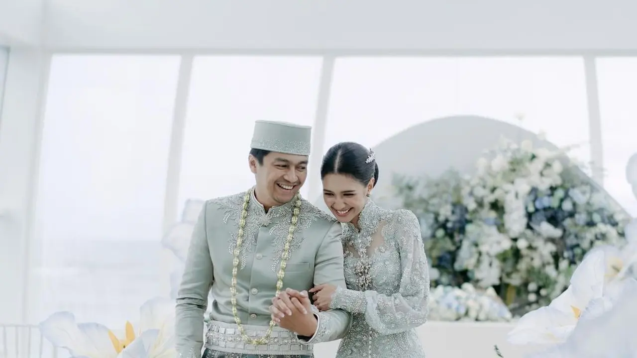 Parade Busana Kondangan Para Artis di Pernikahan Deva Mahenra dan Mikha Tambayong