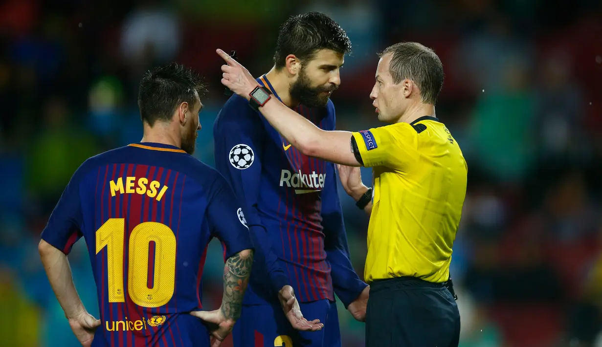 Bek Barcelona, Gerard Pique melakukan protes setelah mendapat kartu merah dari wasit, William Collum dalam fase grup Liga Champions di Camp Nou Stadium, Kamis (19/10). 10 pemain Barcelona sukses melumat Olympiakos 3-1. (AP/Manu Fernandez)