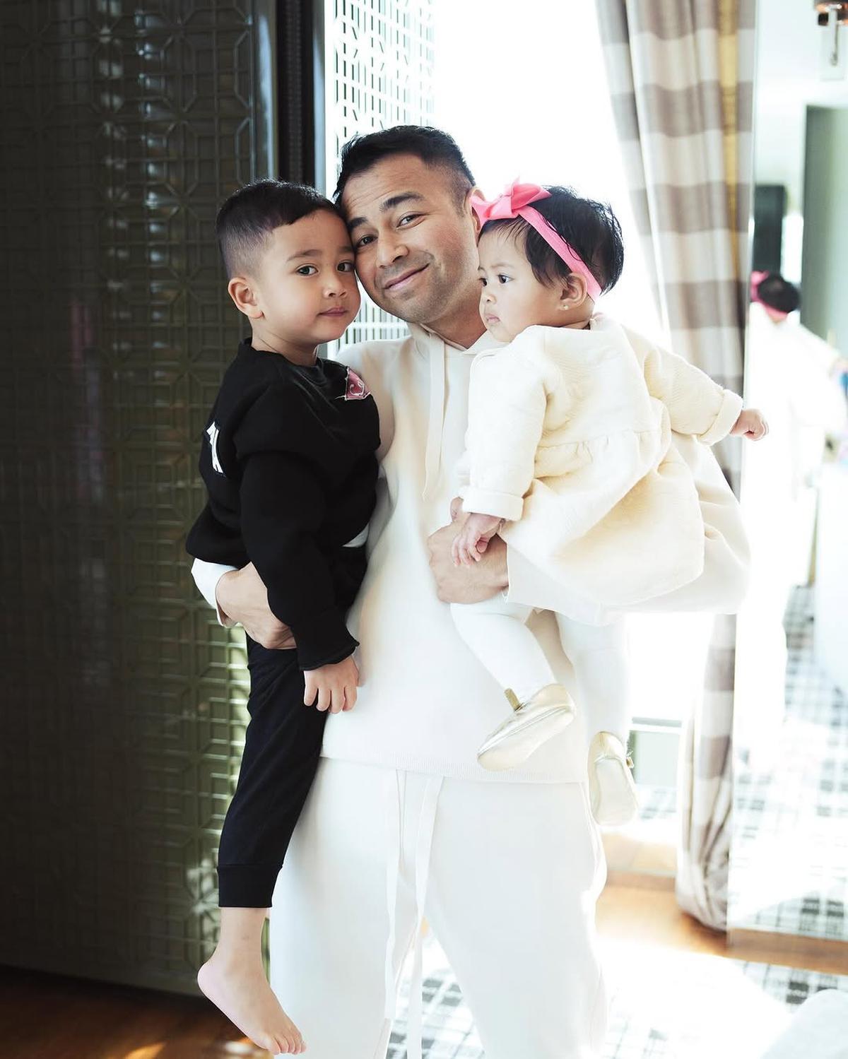Potret Raffi Ahmad Gendong Rayyanza dan Lily Bersamaan, Terlihat Penuh Kasih Sayang