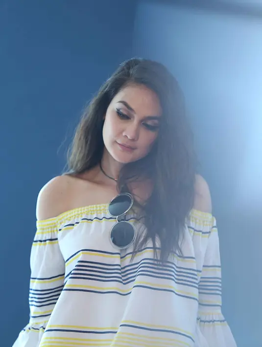 Sejak lama, Luna Maya menekuni bisnis fashion. Selain itu, ia juga menjalankan bisnis garmen. Sejak kecil, Luna sering melihat-lihat majalah. Kebetulan sang ibu memiliki bisnis garmen. Dari situlah, Luna mulai suka dunia model. (Nurwahyunan/Bintang.com)