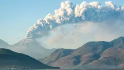 Gunung Lewotobi Laki-laki kembali mengalami erupsi sertai gemuruh kuat pada Selasa (12/11/2024) malam. (Arnold Welianto/AFP)