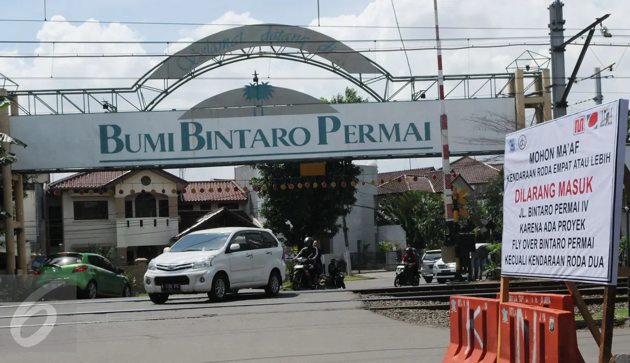 Sejumlah kendaraan melintasi perlintasan kereta api di kawasan Bintaro, Jakarta, Minggu (19/3). Per 1 April arus lalu lintas akan dialihkan karena ada proyek pembangunan fly over Binatro. (Liputan6.com/Helmi Afandi)