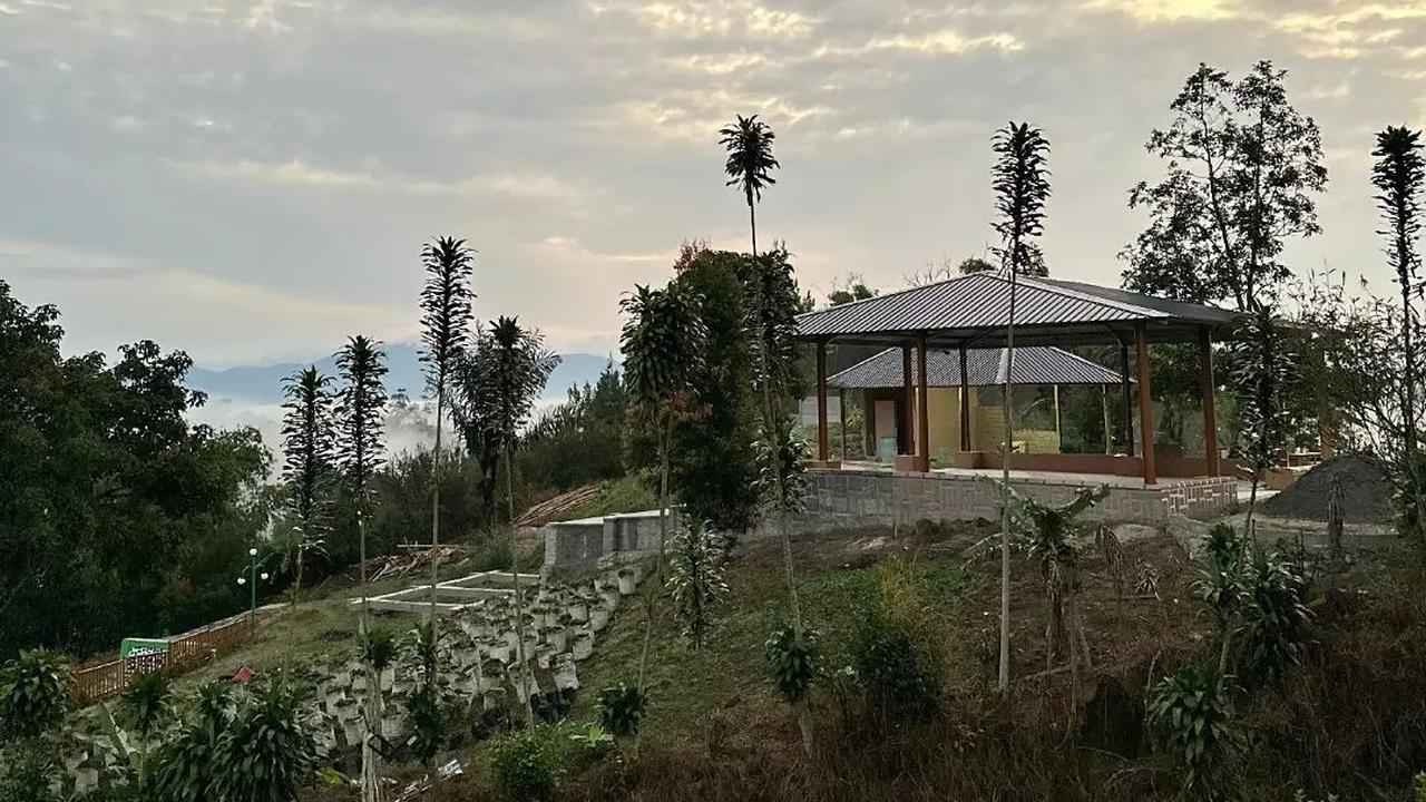 <b>Menikmati Pemandangan Indah</b>
