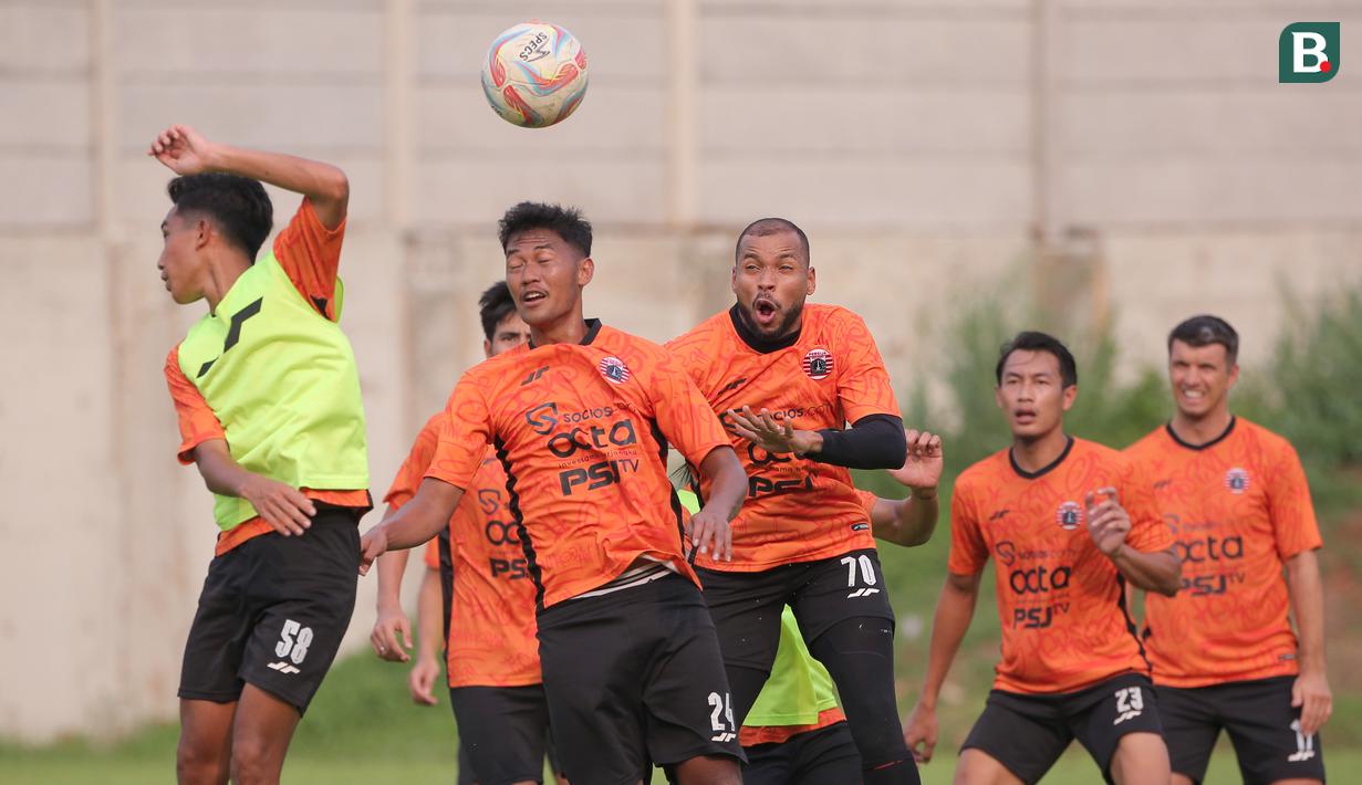 Pemain Persija Jakarta, Gustavo Almeida (tengah) berusaha menghalau bola saat pertandingan internal sesama pemain dalam sesi latihan yang berlangsung di Nirwana Park, Bojongsari, Depok, Jawa Barat, Senin (20/11/2023). (Bola.com/Ikhwan Yanuar)