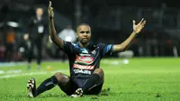 Striker Arema, Thiago Furtuoso, punya cara hadapi tekanan dari Aremania. (Bola.com/Iwan Setiawan)