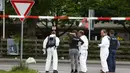 Sejumlah petugas berada di lokasi penikaman di stasiun kereta komuter S-Bah di Grafing, Munich, Jerman selatan, Selasa (10/5). Menurut keterangan, seorang pria telah ditangkap dan petugas sedang bekerja untuk mengidentifikasinya. (REUTERS/Michaela Rehle)