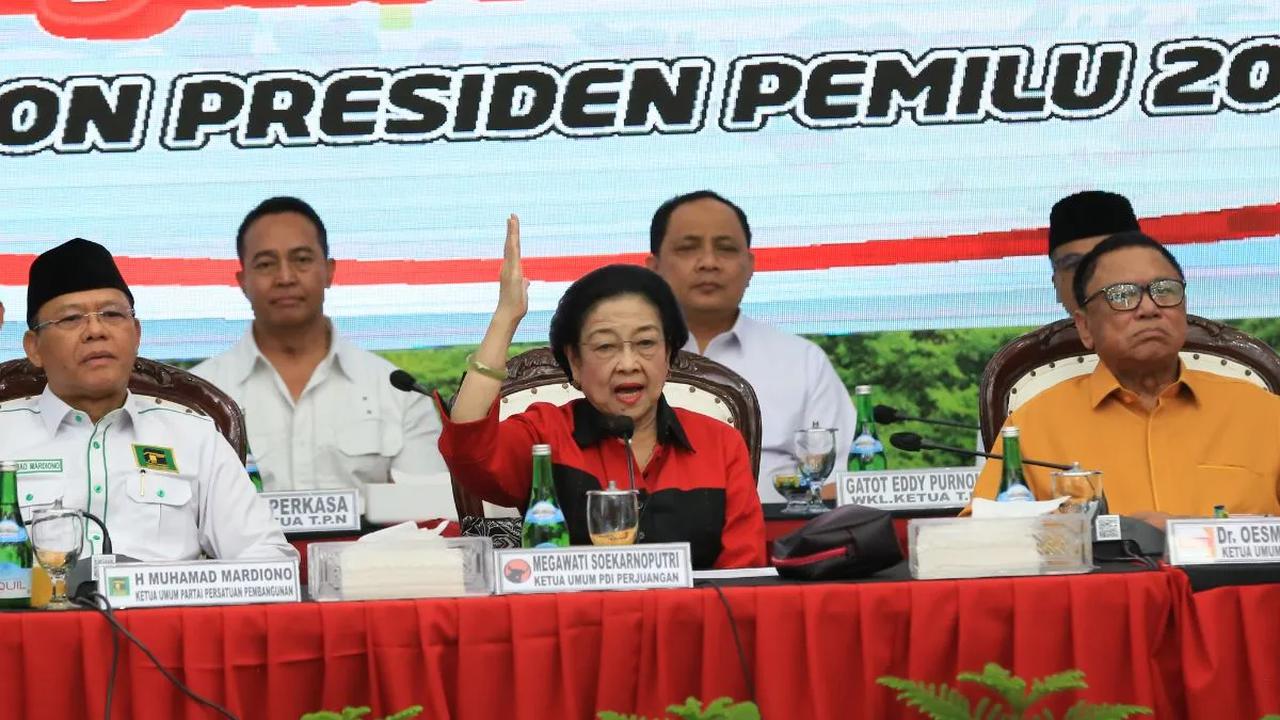 "Dengan mengucapkan bismillahirohmanirohim, maka calon (wakil) presiden yang dipilih oleh partai PDIP yang akan mendampingi bapak Ganjar Pranowo adalah Bapak profesor Mahfud MD,"