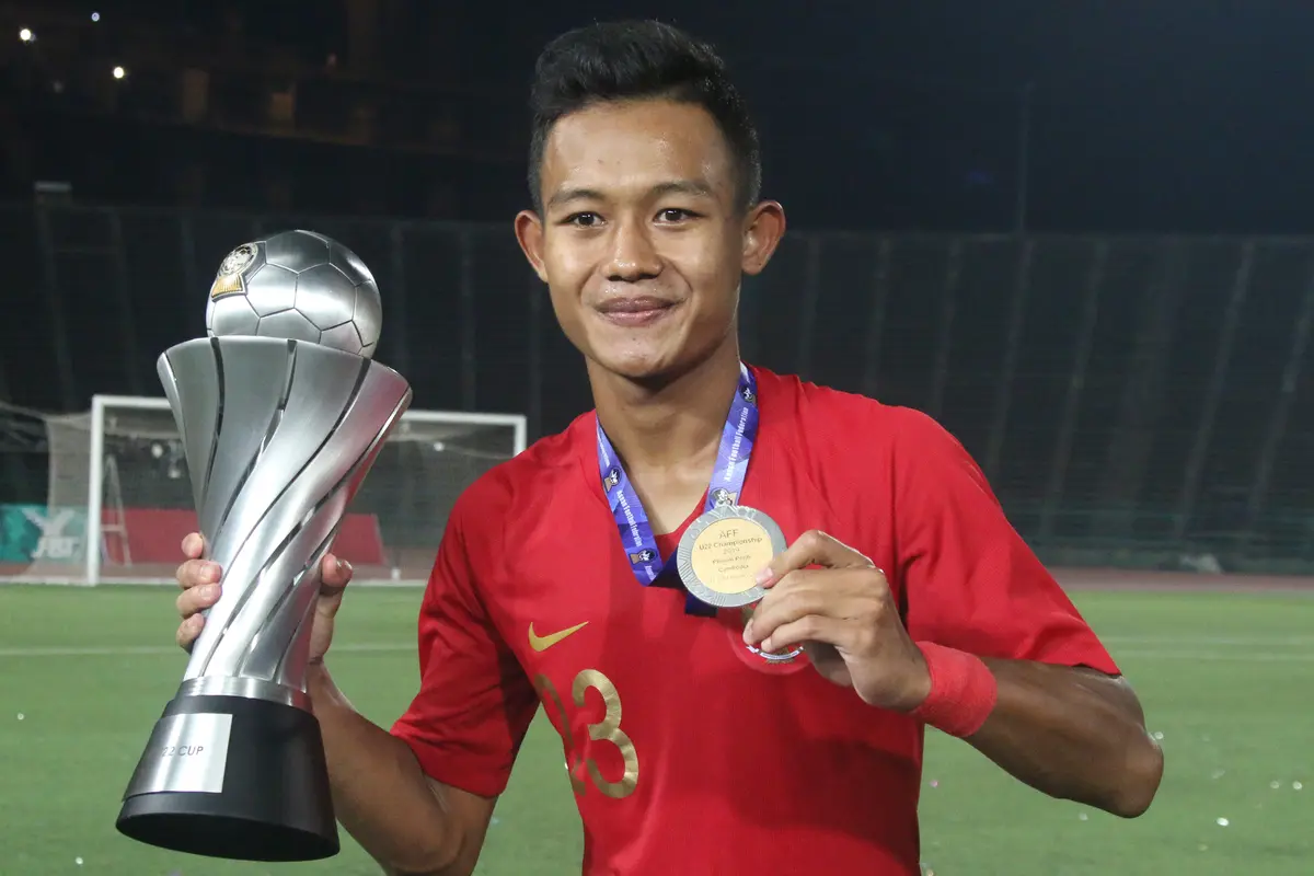 Gelandang Timnas Indonesia, Sani Rizki, merayakan gelar juara Piala AFF U-22 2019 setelah mengalahkan Thailand pada laga final. (Bola.com/Zulfirdaus Harahap)