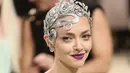 Amanda Seyfried tampil dengan rambut silver yang ditata sedemikian rupa. aksen hair piece daun bergaya romawi mengoptimalkan pesona tampilan ala fairy. [Foto: Instagram/ Vogue]