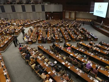 Suasana berlangsungnya Rapat Paripurna pembukaan Masa Sidangan II 2019-2020 di Kompleks Parlemen, Senayan, Jakarta, Senin (13/1/2020). Setidaknya 290 anggota DPR tak hadir dalam rapat paripurna dengan agenda pidato pembukaan Masa Sidang II tahun 2019-2020 tersebut. (Liputan6.com/Johan Tallo)