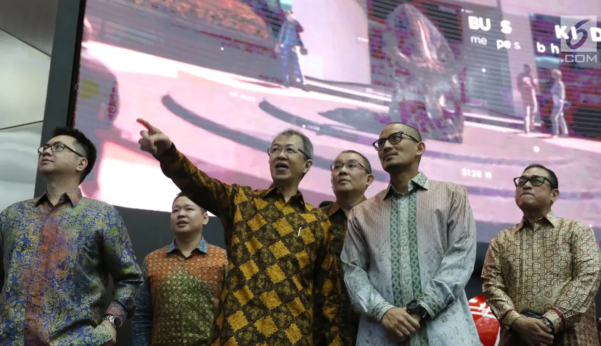 Wagub DKI Jakarta Terpilih, Sandiaga Uno mendengarkan penjelasan Indeks Harga Saham Gabungan (IHSG) di Bursa Efek Indonesia (BEI), Jumat (2/6). Sandi datang membuka perdagangan saham sekaligus meluncurkan Oke Oce Stock Center. (Liputan6.com/Angga Yuniar)