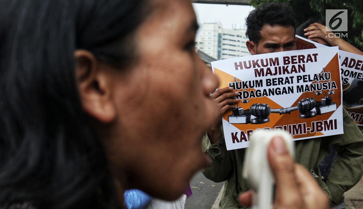 Massa Kabar Bumi dan JBMI membawa poster saat berunjuk rasa menuntut keadilan untuk TKI Adelina Sau di depan Kedutaan Besar Malaysia, Jakarta, Senin (29/4/2019). Pengadilan Tinggi Malaysia membebaskan majikan Adelina Sau sesuai dengan permintaan dari pihak kejaksaan. (Liputan6.com/JohanTallo)