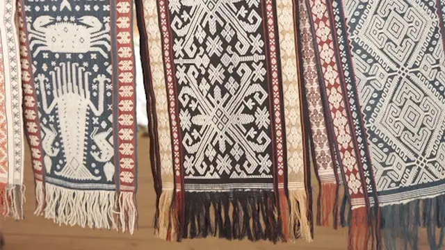Aneka Ragam Buah Tangan dari Galeri Seni di Kampung Prailiu Sumba Timur