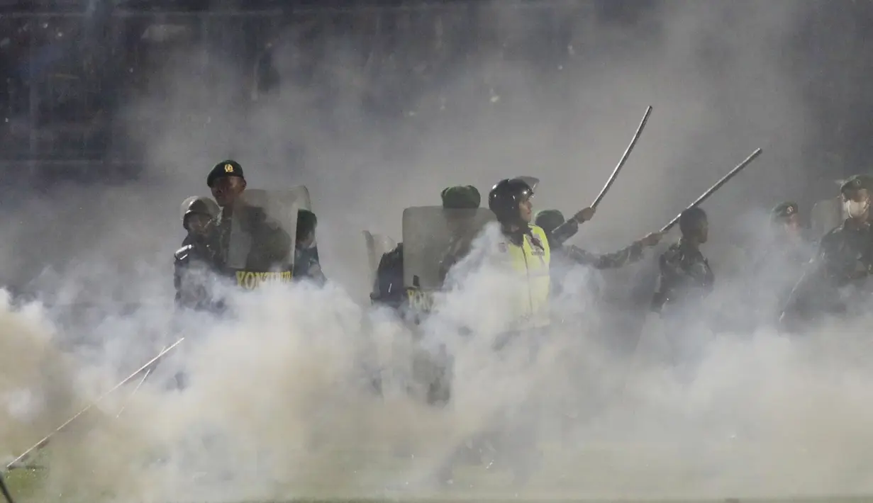 Tragedi memilukan kembali mewarnai sepak bola tanah air. Kerusuhan hingga menelan korban jiwa terjadi di Stadion Kanjuruhan, Malang, Sabtu (1/10/2022).