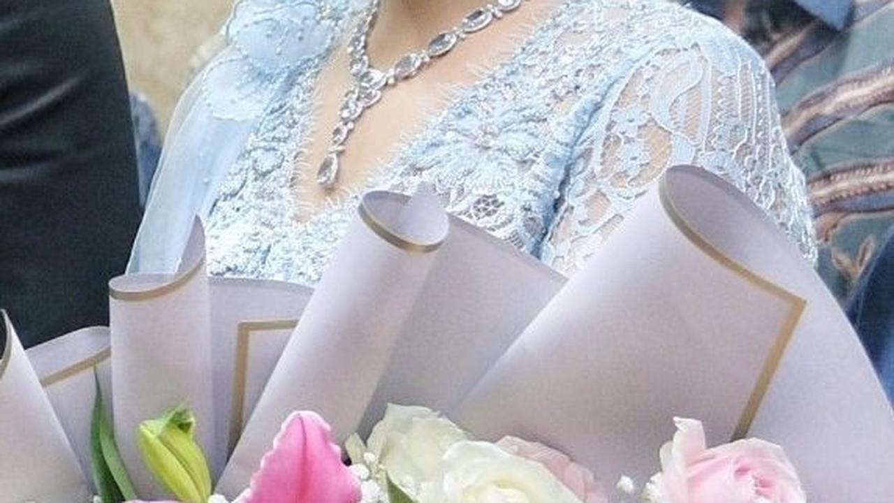 Annisa terlihat tampil cantik bak bidadari dalam balutan kebaya biru. Foto: Liputan6.com / Angga Yuniar<br>