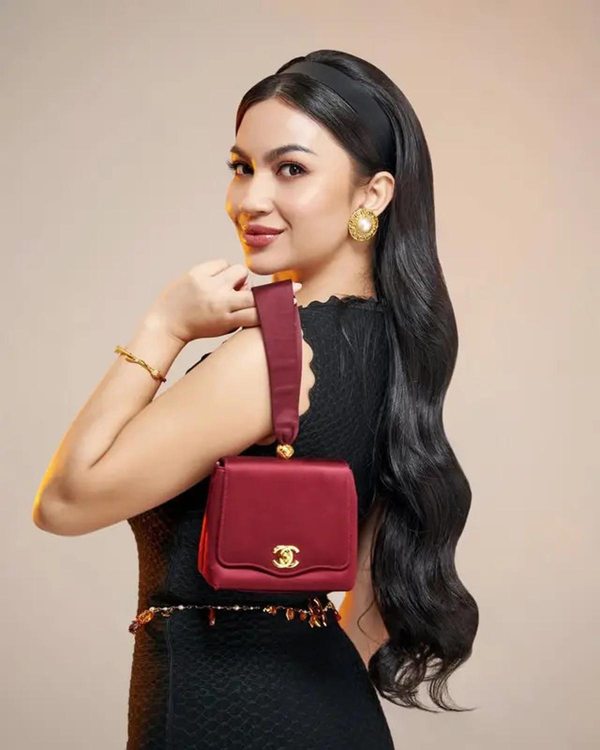 6 Potret Cantik Paripurna Ariel Tatum saat Dipulas Lipstik Merah yang Berani