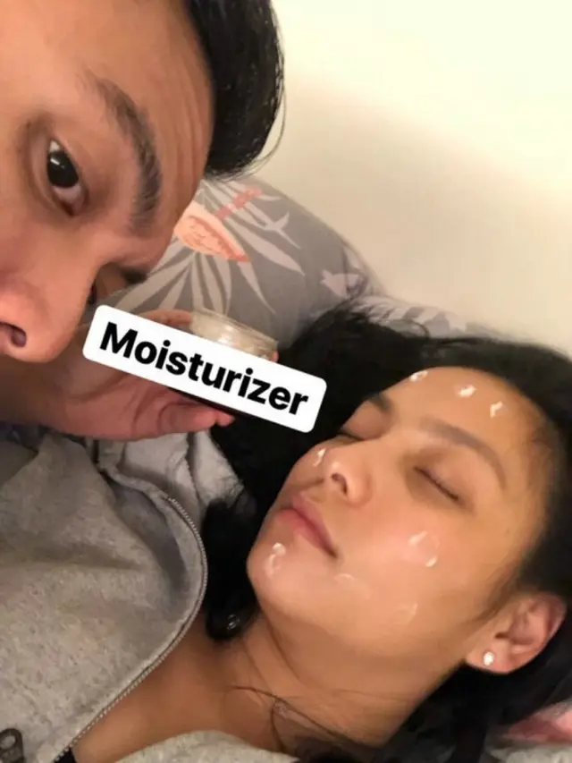 pria bersihkan makeup kekasih (foto: @ShanikaSilverio)