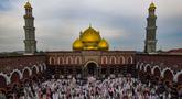 Ribuan umat Islam saat melaksanakan salat Idul Fitri 1447 Hijriah di Mesjid Kubah Emas, Depok, Jawa Barat, Sabtu (21/3/2026). (merdeka.com/Arie Basuki)