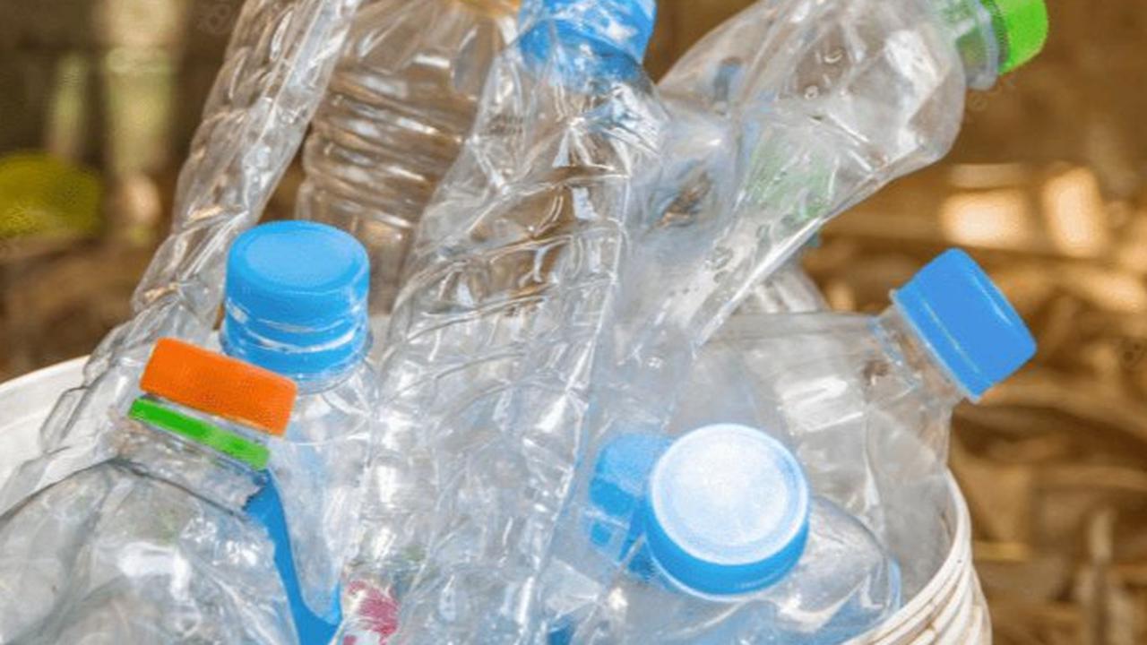 Kisah Lansia di Madiun Ubah Limbah Botol Plastik Jadi Sapu, Hasilkan Cuan Berlipat