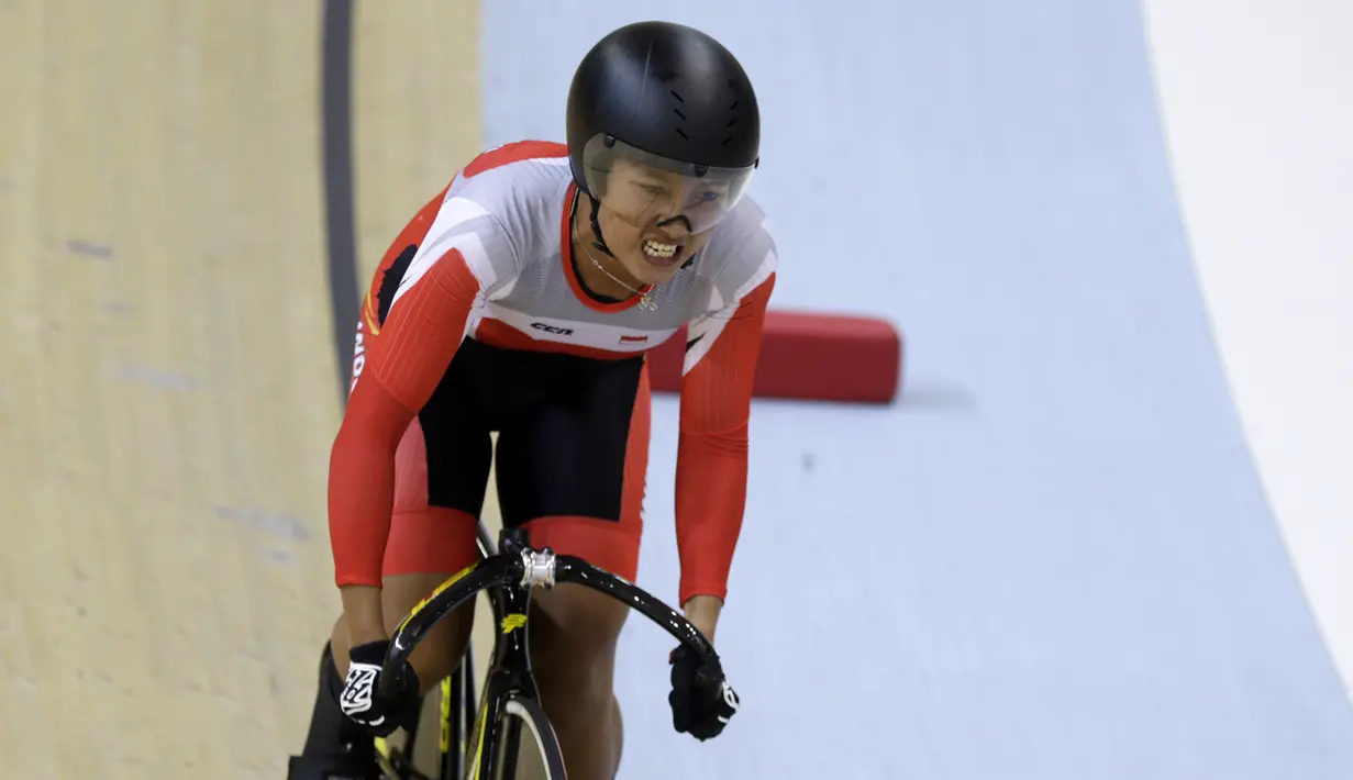 Pesepeda Indonesia, Chrismonita Dwi Putri, memacu kecepatan pada nomor 500 meter Time Trial saat Asian Track Championship 2019 di Jakarta International Veledrome, Jakarta, Kamis (10/1). Chrismonita berhasil meraih perunggu. (Bola.com/Yoppy Renato)