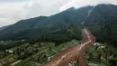 Alat berat pun belum dapat diturunkan sepenuhnya ke titik tertentu. Tampak foto udara menunjukkan tanah longsor di Desa Pasirlangu, Kecamatan Cisarua, Kabupaten Bandung Barat, Jawa Barat pada Minggu 25 Januari 2026. (Timur Matahari/AFP)