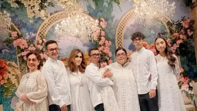 Outfit Kondangan Look Putih Serasi Ala Gunawan dan Putranya, Adhna (Foto: Instagram @gunawan_sudrajat_real)