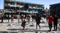 Serangan udara Israel menghantam Sekolah Persiapan Anak Laki-laki Al-Jawni milik Perserikatan Bangsa-Bangsa (PBB) di kamp pengungsi Nuseirat, Gaza tengah pada Rabu (11/9/2024). (Eyad BABA/AFP)