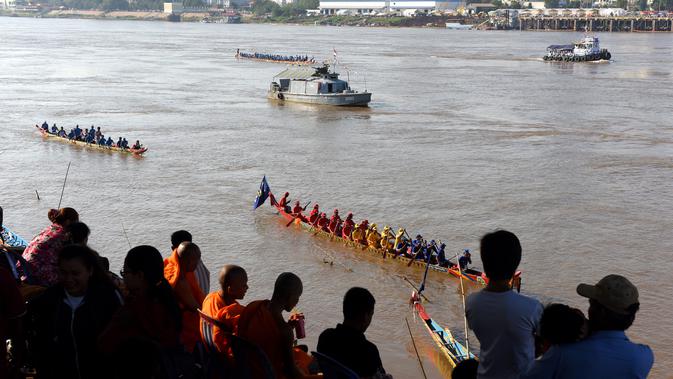 Para peserta Kamboja mendayung perahu naga mereka selama gladi resik untuk Festival Air tahunan di sungai Tonle Sap di Phnom Penh (21/11). (AFP Photo/Tang Chhin Sothy)