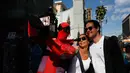 Peniru superhero, Dan Inigo berswafoto bersama wisatawan dengan kostum Spider-Mannya di Hollywood Boulevard, Los Angeles, 24 Mei 2017.  Berbeda dengan superhero di layar kaca, para karakter ini tampil menghibur di Hollywood Boulevard. (AP/Jae C. Hong)