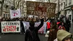 Sejumlah murid ikut serta dalam unjuk rasa setelah seruan pemogokan dan protes dari serikat guru terkait gaji dan kondisi kerja, di Lyon, Prancis, pada 1 Februari 2024. (JEFF PACHOUD/AFP)