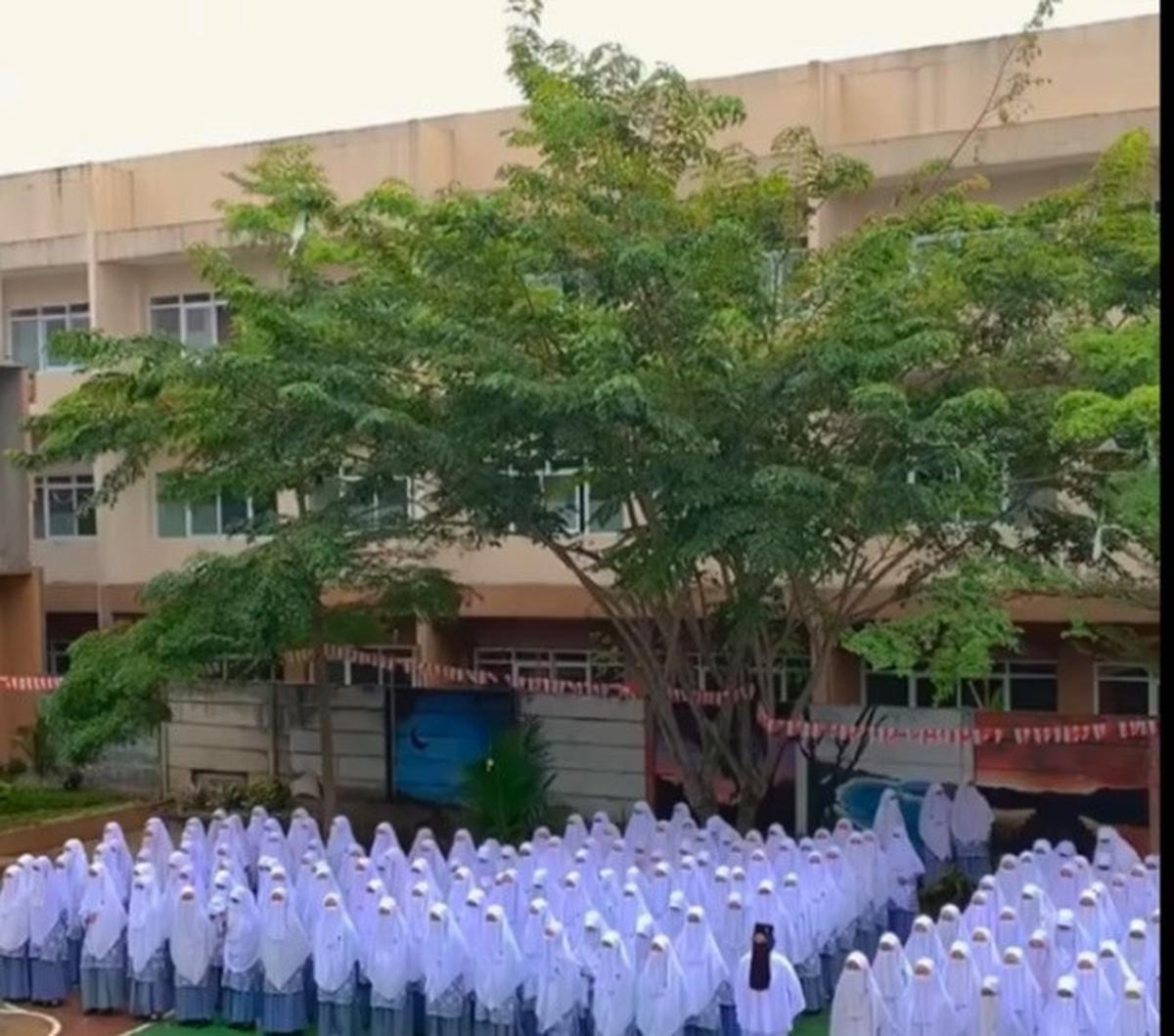 Upacara ini dihadiri oleh santriwati Ponpes tersebut. Para santriwati ini memang mengenakan cadar. Video ini pun banjir pujian warganet.