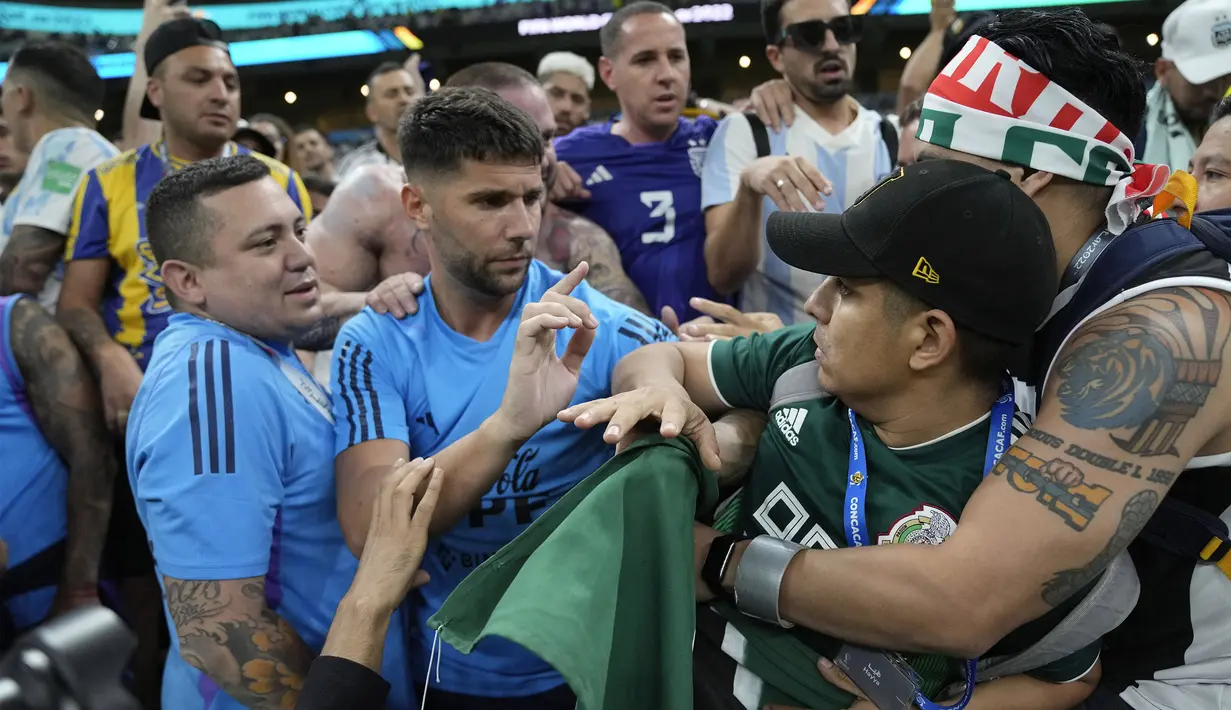 Dan hari ini kedua suporter tersebut berada di stadion yang sama bahkan berada di tribun yang sama. Ketegangan keduanya tak terelakan. (AP Photo/Jorge Saenz)