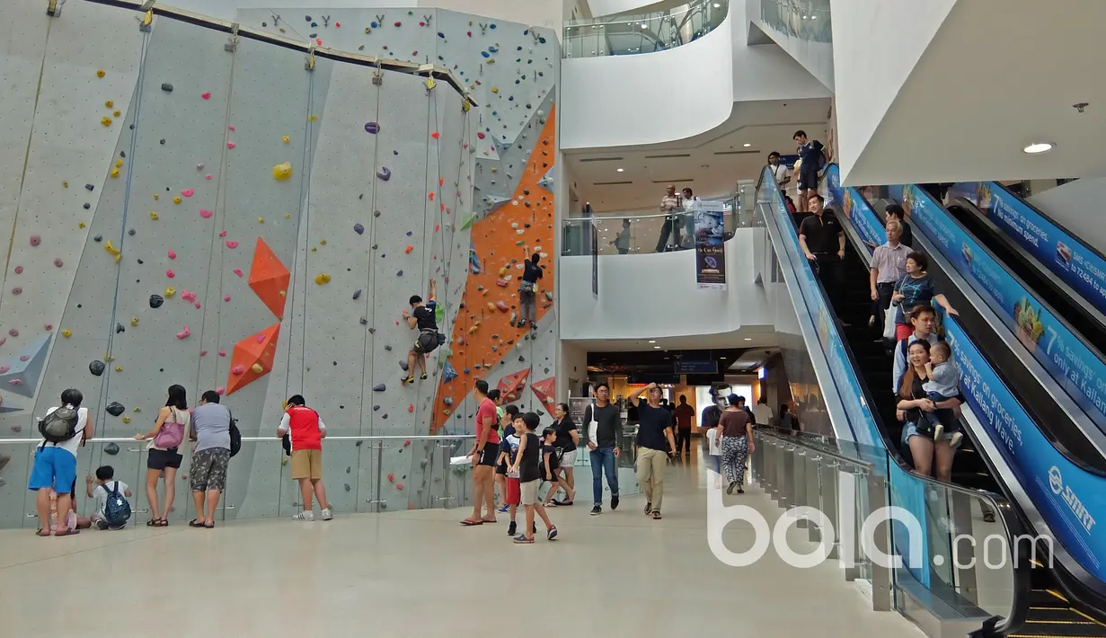 Suasana Mall dan track panjat tebing buatan di Kallang Wave, (25/3/2017). Areal ini merupakan bagian dari Singapura Sport Stadium. (Bola.com/Nicklas Hanoatubun)