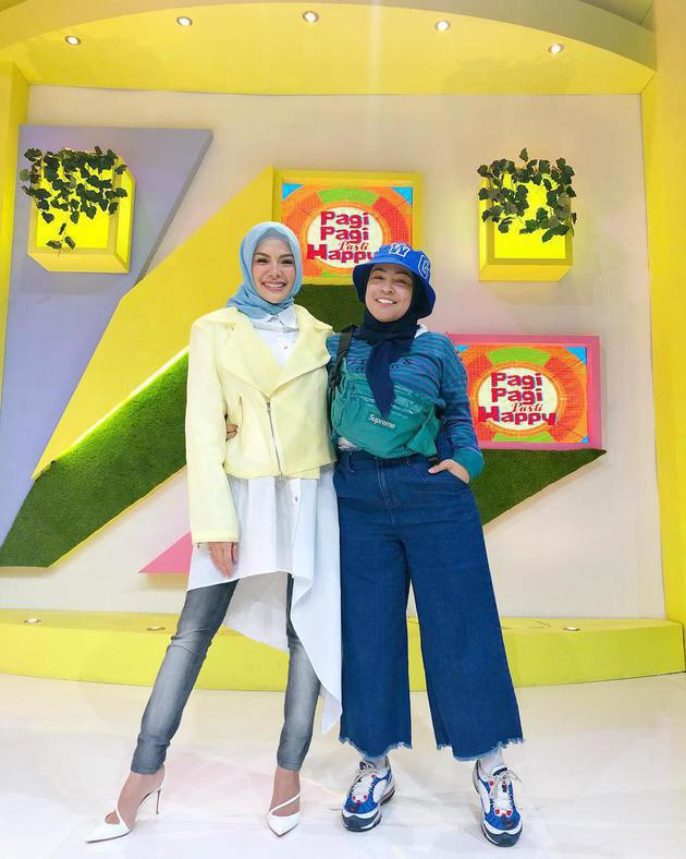 Perasaan bahagia juga ikut dirasakan oleh istri Uya, Astrid yang juga memamerkan foto terbarunya bersama Nikita Mirzani yang sudah berhijab./Copyright instagram.com/sry