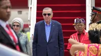 Presiden Turki Recep Tayyip Erdogan didampingi istrinya Emine tiba di Bandara Internasional Ngurah Rai menjelang KTT G20 di Bali, Indonesia, Senin (14/11/2022) .Erdogan terlihat memakai kacamata dengan jas berwarna biru tua. Tarian khas Bali menyambut kedatangan Erdogan. (AP Photo/Firdia Lisnawati )