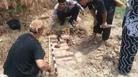 Petugas Polres Indramayu bersama komunitas tapak karuhun nusantara dan TACB Indramayu tengah meneliti adanya temuan tumpukan struktur batu bata menyerupai candi. Foto (Liputan6.com / Panji Prayitno)