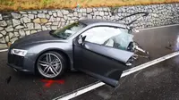 Audi R8 terbelah dua setelah mengalami kecelakaan di perbatasan Austria dan Italia. (Carscoops)