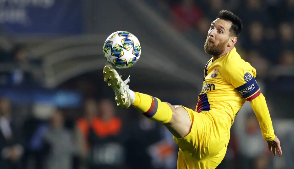 Striker Barcelona, Lionel Messi, mengontrol bola saat melawan Slavia Praha pada laga Liga Champions 2019 di Stadion Sinobo, Rabu (23/10). Barcelona menang 2-1 atas Slavia Praha. (AP/Petr David Josek)