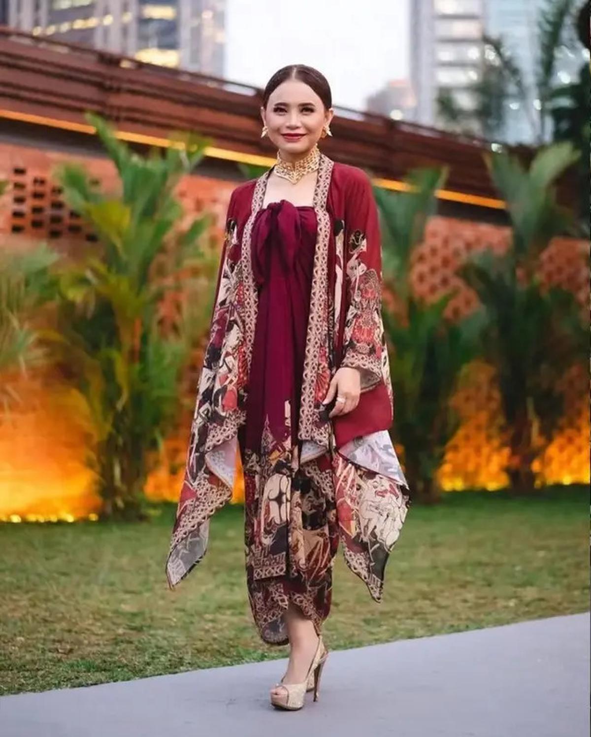 Foto-Foto Kebaya ala Rossa, Anggun Bawakan Budaya Indonesia