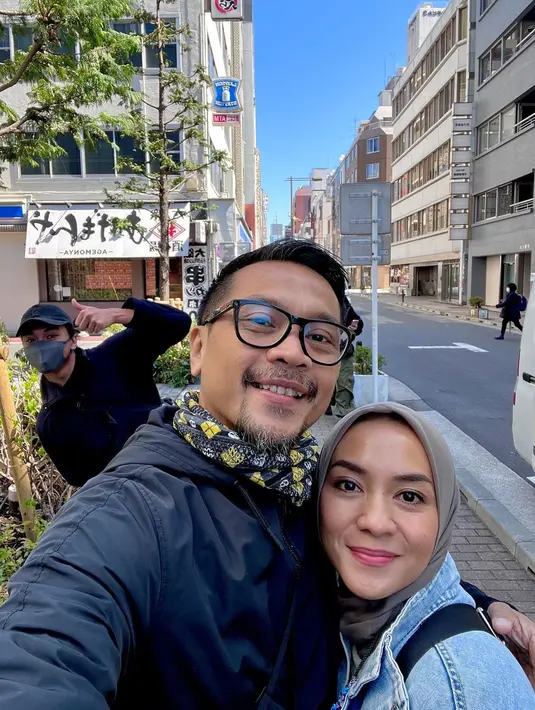 "Antangin, tolak angin, mpon mpon, kutus kutus, vicks, RC youngliving, Thieves, Neorobion, lifepack dan koyo yg bikin kita bertahan sampai hari ini di Jepang,"tulisnya sambil menyematkan lokasi di Tokyo. [Instagram/ennolerian_]