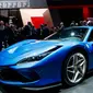 Pengunjung melihat Ferrari F8 Triturbo yang dipamerkan dalam Geneva International Motor Show di Jenewa, Swiss, Selasa (5/3). Geneva International Motor Show berlangsung pada 7-17 Maret 2019. (Martial Trezzini/Keystone via AP)